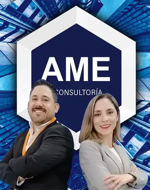 Dos profesionales posan frente a un logo de "AME Consultoría", representando un equipo que ofrece un servicio de consultoria.