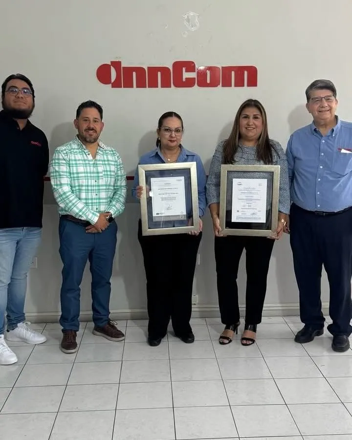 Cinco profesionales posan, mostrando certificados enmarcados de capacitación para empresas 