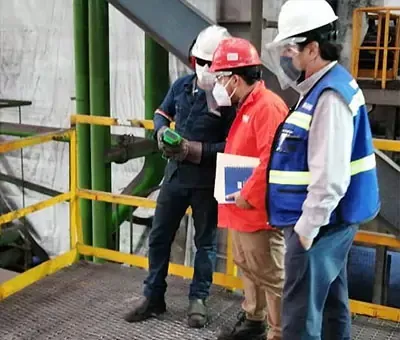 Inspectores realizan mediciones y análisis de seguridad en una plataforma metálica como parte de las auditorías internas.