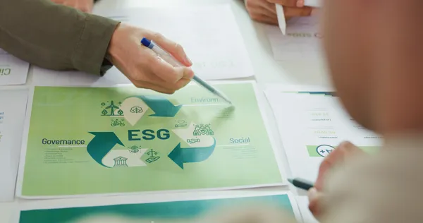 Fotografía de una persona explicando reglas medioambientales que son parte de la implementación de normas ISO.