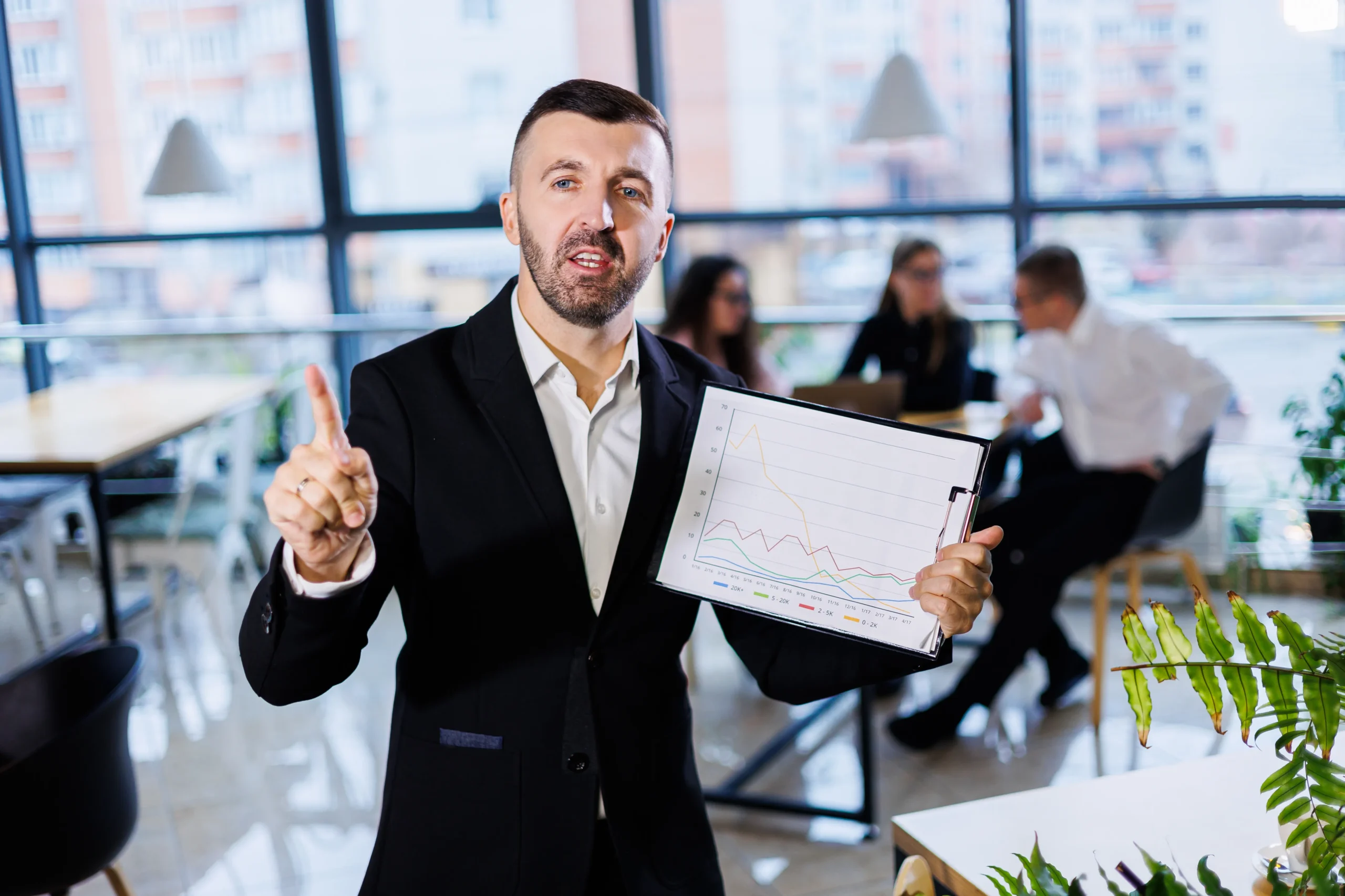Fotografía de empresario con su certificado después de hacer caso a los beneficios de la certificación ISO