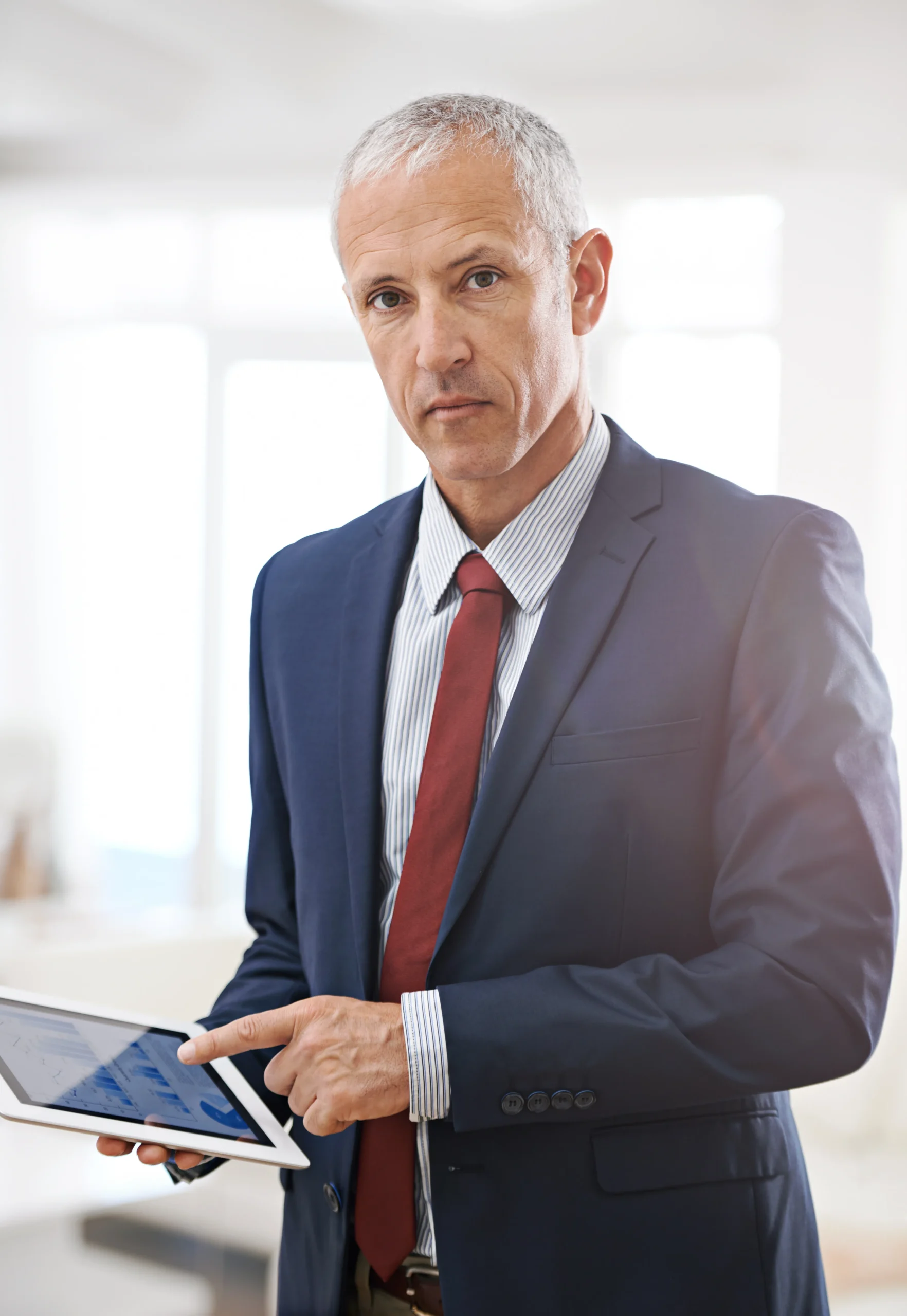 Toma fotografica de un jefe mostrando un semblante seguro dando a entender que las fallas en la implementación de ISO 9001 no son problemas para él