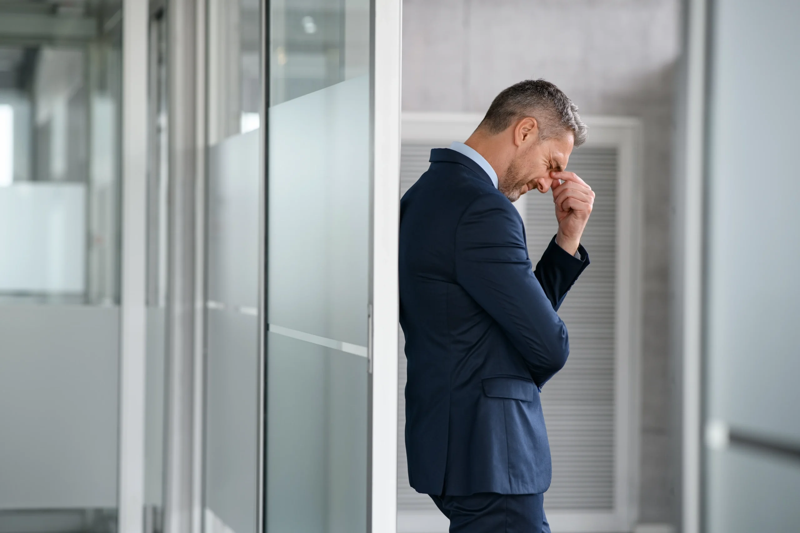 Toma visual de jefe sufriendo por los problemas de liderazgo empresarial