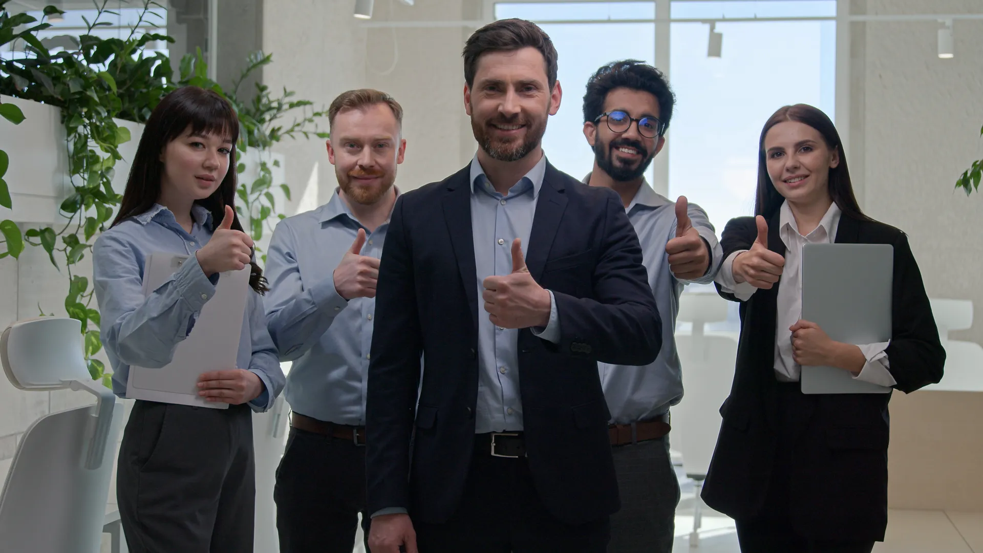 cuánto cuesta la certificación ISO 9001: Imagen de un grupo de colaboradores de una empresa que obtuvieron su norma ISO 9001