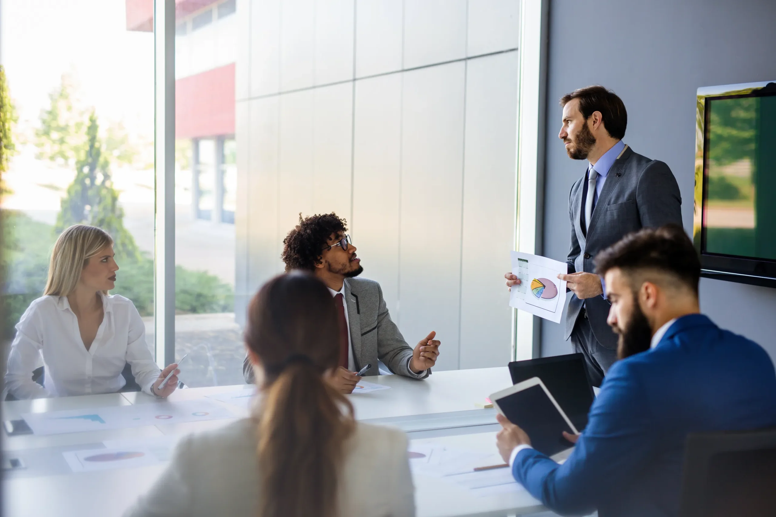 Imagen de jefe de empresa que despues de ver cuánto cuesta la certificación ISO 9001 puso manos a la obra para que su organización crezca