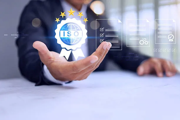 Hombre sosteniendo un simbolo de ISO 9001 en México dando de ejemplo el costo de certificacion ISO